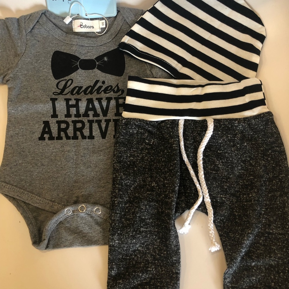 Newborn 0-3 months gift set . Onsie,pants and cap